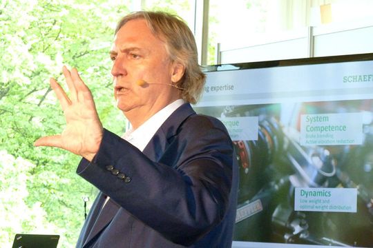 Der weltweite Absatz von Pkw, die rein mit Benzin- und Dieselmotoren angetrieben werden, „bewegt sich in zehn bis 15 Jahren unter 50 Prozent“, sagte Prof. Dr.-Ing. Peter Gutzmer, stellvertretender Vorstandsvorsitzender des Vorstandes und Vorstand Technologie der Schaeffler AG, bei der Pressekonferenz am 20. Mai in Berlin.(Foto:  Wolfgang Pester)
