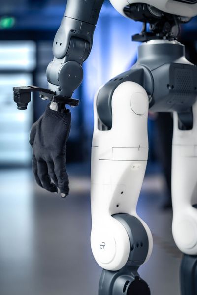 Mit Agile One SN können Teams humanoide Roboterfähigkeiten für den Praxiseinsatz entwickeln, trainieren und validieren und so ihre Ideen so schneller vom Labor in die Produktion bringen.  (Bild: Agile Robots)