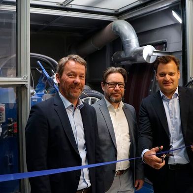 Offizielle Inbetriebnahme des Tread Wear Testers durch (v.l.) Walter Reithmaier, CEO, Klaus Baltruschat, Strategic Account Manager, und Patrick van Welij, CFO, alle TÜV Süd Product Service GmbH. (Bild: TÜV Süd)