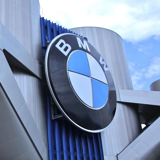 BMW hat sich mit dem Betriebsrat auf ein Maßnahmenpaket zum Stellenabbau geeinigt.(Bild:  BMW)