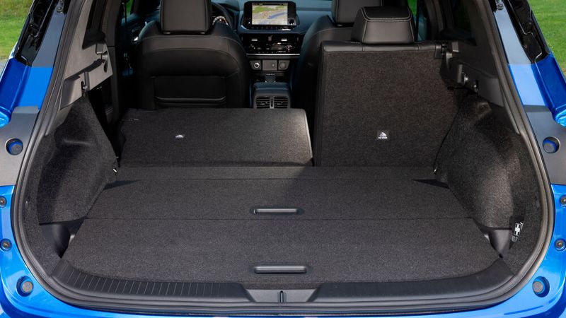 Der Kofferraum fällt mit 436 Litern wiederum recht bescheiden aus. Wer die Rücksitze umlegt, kann das Ladevolumen immerhin auf über 1.400 Liter erweitern. (Bild: Wolfgang Groeger-Meier/Nissan)