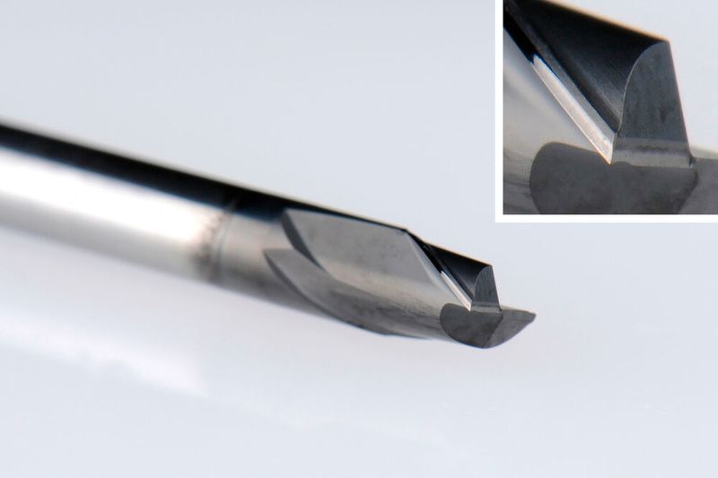 Rollomatic sieht die Laserbearbeitung als Verfahren mit Mehrwert an. Um das zu beweisen, arbeitet die Lasersmart 510 nicht nur schnell, sie bietet, wie es weiter heißt, nun auch die Option, CVD-Werkzeuge zu schärfen (Bild).   (Rollomatic)