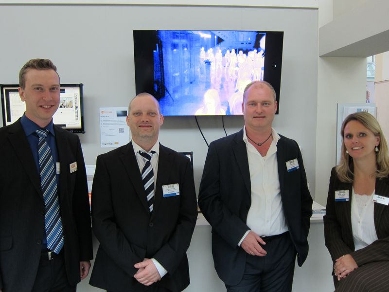 (v. r.) Daniela Lachner, Axis, Thore Peters, AG Neovo, und Christian Sommer, Digital Data, bieten die Produkte für eine Komplettlösung und Christian Zens, Ingram Micro, muss es verkaufen. (IT-BUSINESS)