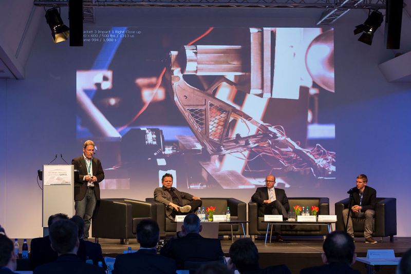 Was der Serienautomobilbau vom Fahrradsport, der Luft- und Raumfahrt sowie der Papierindustrie lernen kann, veranschaulichte die Session „Leichtbau als Innovationstreiber“. (Stefan Bausewein)
