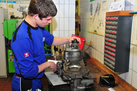 Auch eine Getriebe-Aufgabe gehört in jedem Jahr zum Programm des Bundesleistungswettbewerbs. Matthias Wagner aus Bayern versucht herauszufinden, warum das Getriebe beim Schalten in den 5. Gang Geräusche macht.  (Archiv: Vogel Business Media)