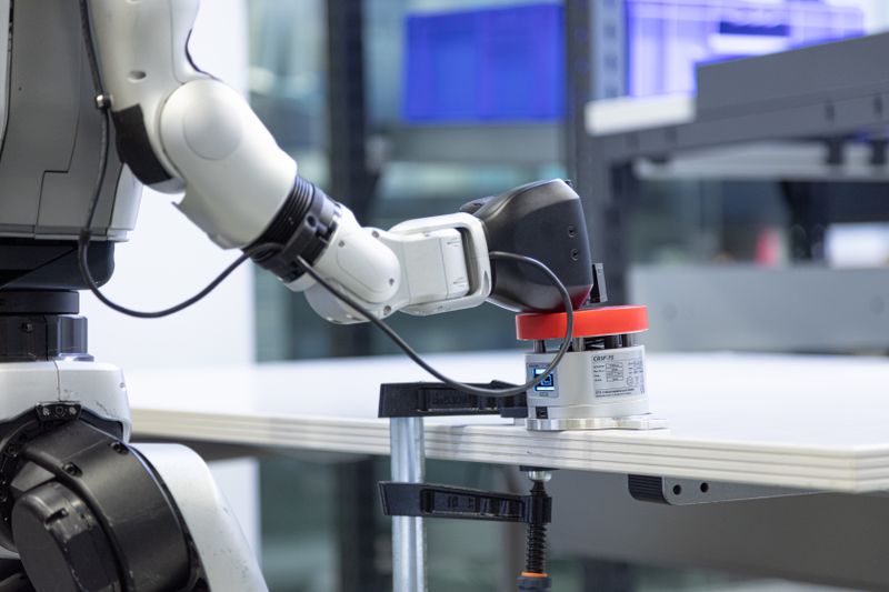 Um die Kraft im Kollisionsfall abzuschätzen, schlägt der Roboter gegen einen Kraftsensor, wie er auch für die Messung bei Cobots eingesetzt wird. (Bild: Fraunhofer IPA/Rainer Bez)