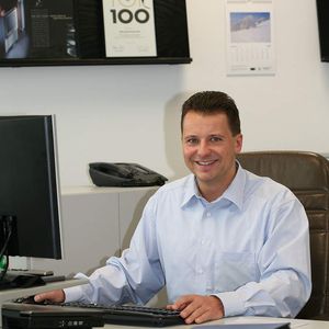 Der Unternehmer und Techniker aus Leidenschaft, Michael Ehrenberger: KBE wurde 1992 von Michael Ehrenberger als Einzelunternehmen gegründet. Der Erfahrungsschatz des Unternehmens beim Einsatz modernster Material-Kombinationen unter Gewährleistung größtmöglicher Standfestigkeiten ist für die Entwicklung der Windkraftanlagen von großer Bedeutung