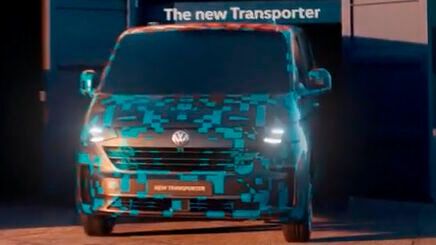 Richtige Bilder des neuen Transporters gibt es noch nicht. Allerdings hat VW ein Video mit einem getarnten Exemplar veröffentlicht.(Bild:  VW)