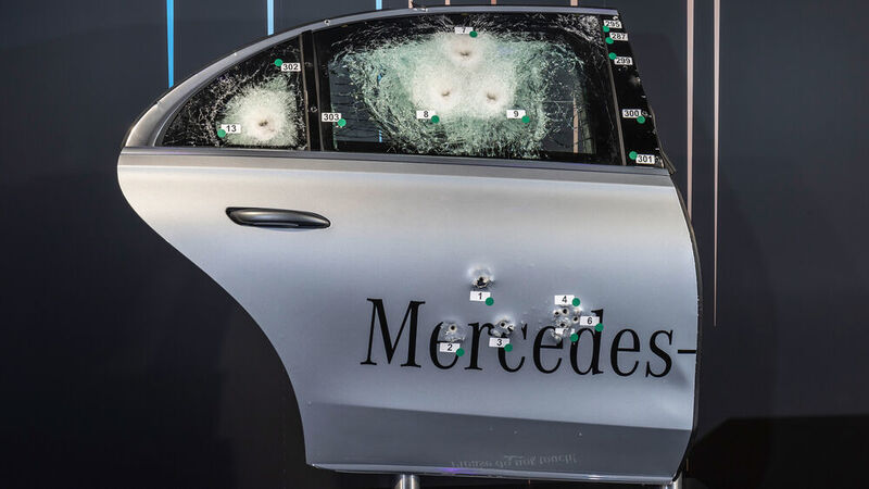 Dem S 680 Guard sollen Kugeln aus einem Präzisionsgewehr und Maschinengewehre nichts anhaben. (Mercedes-Benz )