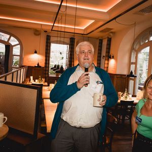 Peter Sieber (Hima) bei der Eröffnung des Abends(Bild:  Stefan Bausewein)