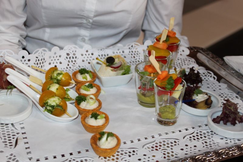 Am Dienstagabend wurde bei der Vogel Business Media am Messe-Stand in Halle 9 traditionell auf eine erfolgreiche Hannover Messe 2014 angestoßen. Gute Gespräche und Live-Musik von der Band „Famos“ sorgten bei den zahlreichen Standpartygästen für eine ausgelassene Stimmung. (Siegl/Vogel Business Media)