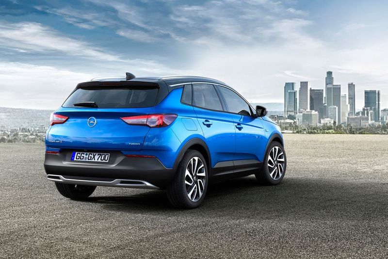 Scheinwerfer und Rückleuchten zeichnen sich durch eine LED-Doppelschwingen-Signatur aus. (Opel)