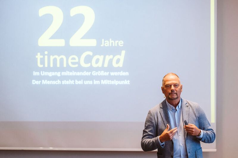 Thomas Peter, Sales Director bei Reiner SCT, läßt 22 Jahre timeCard Revue passieren. (Bild: KAUFFMANN STUDIOS)