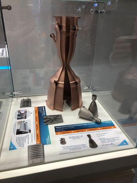 Mit der DMP-Technologie lassen sich auch Kupferlegierungen additiv fertigen, wie das Triebwerk und die Einspritzdüse für Anwendungen in der Raumfahrt zeigen. (Bild: VCG/Juliana Pfeiffer)