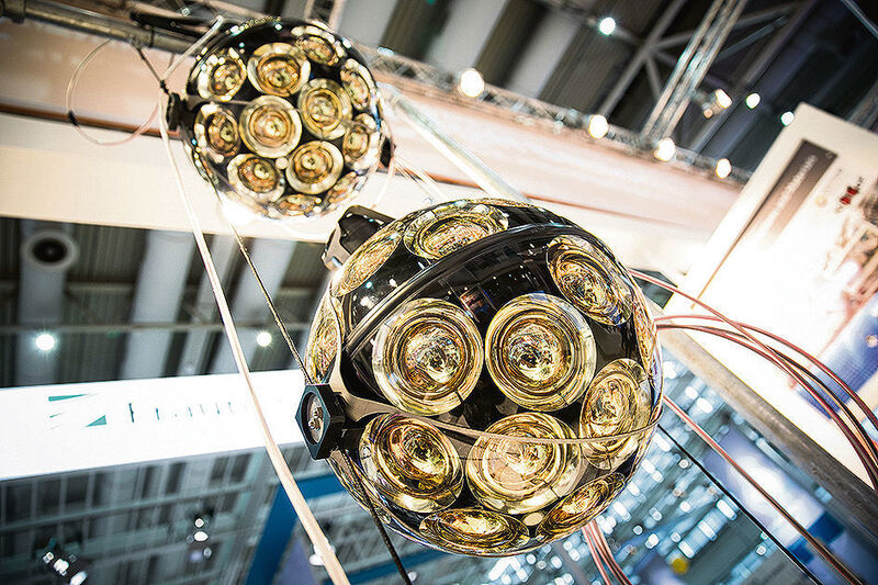 Nein, das sind keine Discokugeln, sondern Neutrino-Teleskope: Teilchendetektoren speziell für den Nachweis und die Messung von Neutrinos. (Michael Heck)