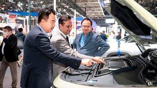 Momentan ist wieder große Automobilmesse in Shanghai. Die Auslandshandelskammer hat einige Tage zuvor die Lage analysiert. Demnach spüren deutsche Unternehmen bereits die Auswirkungen des Zollstreits. Vor allem die Autobranche würde leiden ... (Bild: H. Chin)