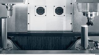 Blick in die MT 733 two: 5-Achs-6-Seiten-Komplettbearbeitung von Stange und Futter mit Fräsen und Drehen auf einem Fräs-Dreh-Zentrum. (Stama)