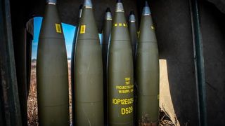 155-millimeter shells for modern artillery are actually Rheinmetall's specialty. However, the Cartel Office has now waved through a Joint venture that will give the Düsseldorf-based company competition in the production of these products. And VW is also thinking about armaments ... (Source: Rheinmetall)