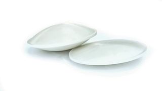 Obwohl die Linsen für Terahertz-Scanner simpel erscheinen, ist ihre Herstellung anspruchsvoll. Rapidfacture hat den Kunden bei der Materialauswahl unterstützt – das ist ein sehr spezieller Kunststoff mit bestimmten elektrischen Brechungseigenschaften. Die Linsen müssen so glatt wie möglich sein, allerdings lässt sich der Kunststoff nicht so leicht polieren, wie es bei einem Metall der Fall ist. (Bild: Rapidfacture)