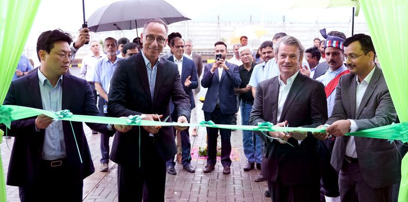 Auch Autoneum-CEO Eelco Spoelder (2. v. l.) war zur Eröffnung des neuen Werks nach Indien gereist. (Bild:  Autoneum)