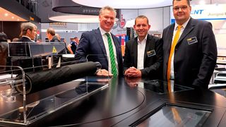 Kooperation für gedruckte Elektronik (v.l.): Dr. Paolo Bavaj, Corporate Director New Business Development Adhesive Technologies bei Henkel, Armin Senne, Business Manager Flexo bei Contitech und Dr. Thomas Perković, Segmentleiter Drucktuch bei Contitech. (ContiTech/Hubert Jelinek)