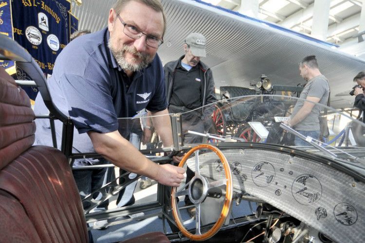 Legte Hand an: Peter Langer baute den Motor in das nachgebaute Versuchsauto.  (Zietz)