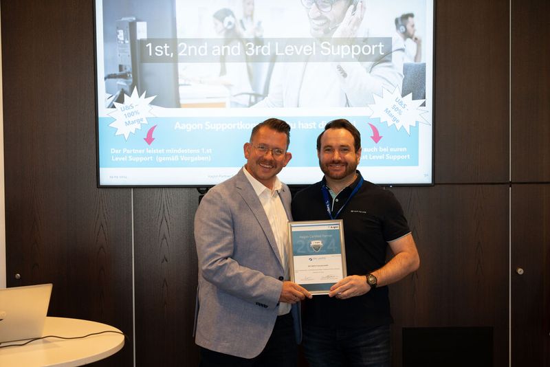 Sascha Kaiser (l., Aagon GmbH) übergibt Marco Larbig (OFF LIMITS IT Services GmbH) sein Partner-Zertifikat. (Bild: Aagon GmbH)