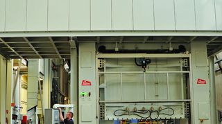 Die bei dieser Presse verwendete servoelektrische Pumpensteuerung arbeitet deutlich energiesparender als herkömmliche Ventilregelungen. (Bild: Lasco Umformtechnik)