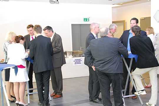 Auch beim Essen kann man fachsimpeln. (Archiv: Vogel Business Media)