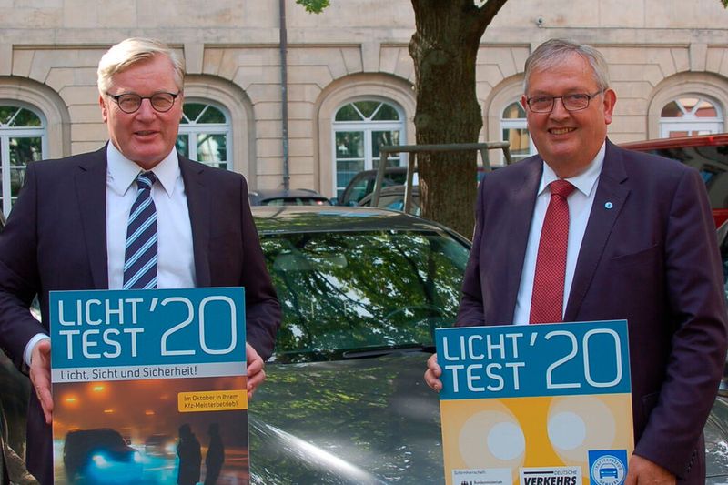 Der niedersächsische Minister für Wirtschaft, Arbeit, Verkehr und Digitalisierung, Bernd Althusmann (links) und Karl-Heinz Bley MdL, Präsident und Landesinnungsmeister des Kfz-Gewerbes Niedersachsen-Bremen, werben für den Licht-Tst 2020. (Bild: Kfz-Niedersachen-Bremen)