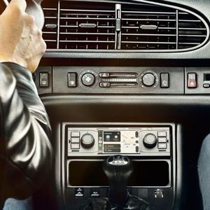 Auch für die nachfolgenden 911er-Generationen ist das DIN-Schachtgerät gedacht. Gerade bei diesen fügt es sich in das Gesamtbild des Cockpits gut ein.(Bild:  Porsche)