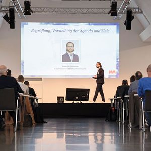 Gelungener Auftakt des ersten Wissensforum Zerspanung. Rund 100 Teilnehmer kamen zur Veranstaltung nach Würzburg.(Bild:  Oxana Gruber Photography)