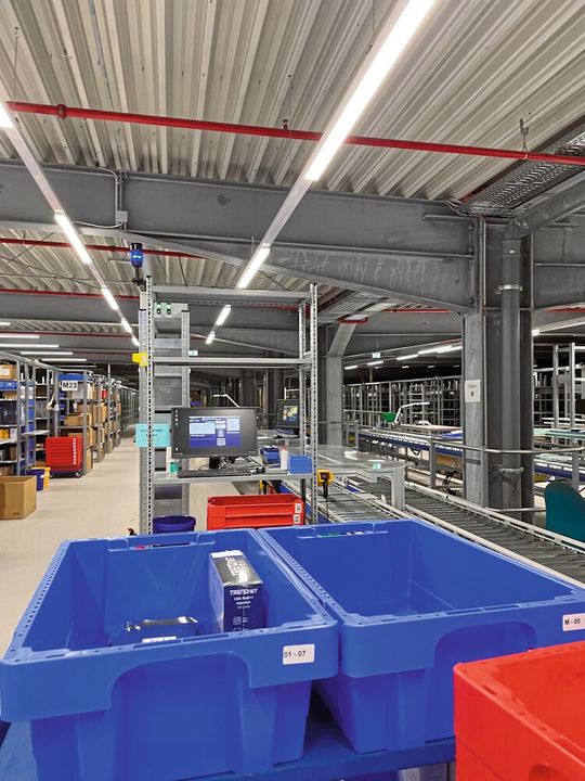 Mithilfe von Virtual Reality (VR) können deutsche Unternehmen komplexe Logistikprozesse auf Fehlerquellen hin untersuchen und bis ins Detail optimieren – noch bevor sie teure Wirklichkeit werden.(Bild:  Reichelt Elektronik)