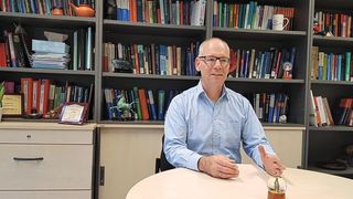 Abb. 1: Prof. Dr. Holger Schönherr forscht unter anderem an der Analyse von Nanoblasen mit der Rasterkraft­mikroskopie (AFM) und kombinierten AFM-optischen Methoden. (Universität Siegen)