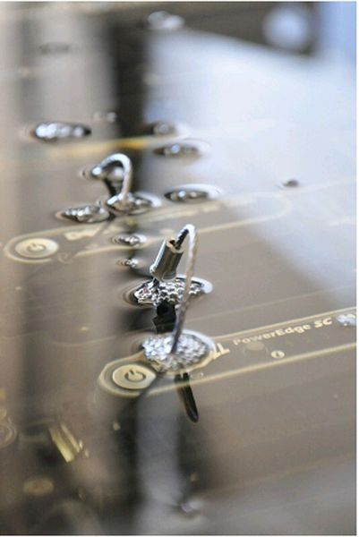 Abbildung 3: Hier liegen Dell Poweredge-Rechner im Tauchbad. (Bild: GRC)