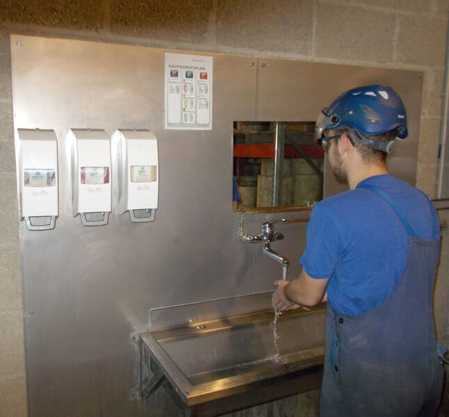 Im Produktionsbereich können die Mitarbeiter nach dem Händewaschen nun direkt die Spendersysteme von PGP verwenden. (RHI Urmitz)
