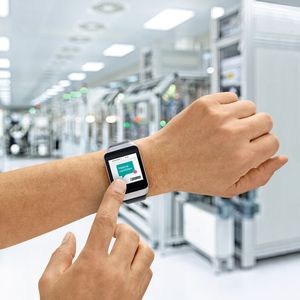Bild 1: Immer mehr Maschinenhersteller bieten ihren Kunden die Nutzung von Smart Devices – wie Tablets oder Datenbrillen – an den Maschinen an.
