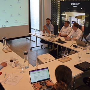 Das Team der Wellergruppe stellte den Leistungsumfang der Wellerapp beim Vor-Ort-Besuch der Jury des Automotive Business Awards 2022 vor.(Bild:  Achter – »kfz-betrieb«)