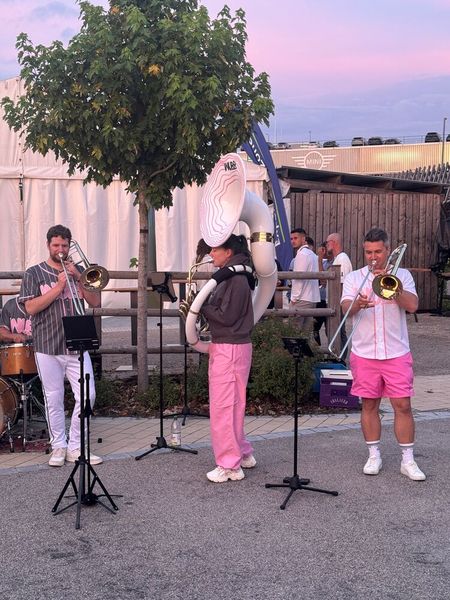 Einstimmung auf den Abend mit der What´s Up Brass Band aus München (Bild: Vogel IT-Medien GmbH)