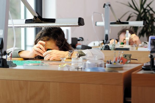 Manufaktur: das bedeutet mehr als 51 % Handarbeit... (Windecker/Grossmann Uhren)