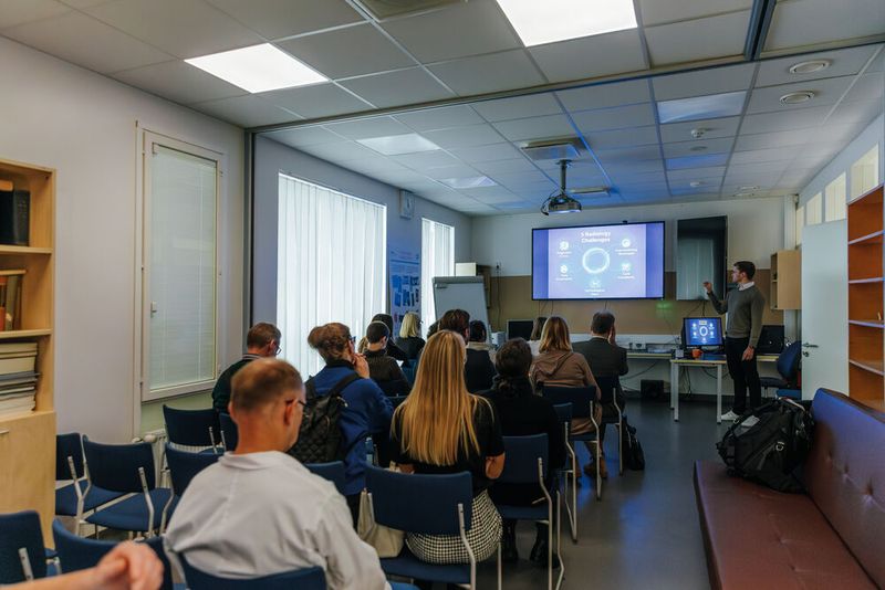 Dr. Reim hält eine Präsentation über KI im klinischen Einsatz – aus radiologischer Sicht. (Bild: © Timo Arbeiter / ARTIMO.ee)