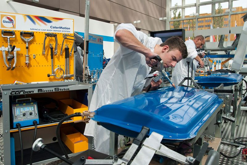 2012 gibt es erstmals Workshops zur Weiterbildung auf der Automechanika, die alle wichtigen Schritte einer Unfallschaden-Reparatur beinhalten.  (Messe Frankfurt)