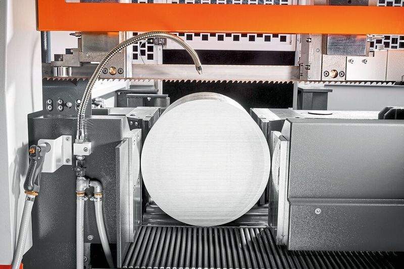 Als ein „Kind“ der umfassenden Optimierungsmaßnahmen bei Kasto wurde die Kastotec AC 5 geboren, die, wie Kasto anmerkt jetzt Rundmaterial bis 530 mm Durchmesser sägen kann. (Kasto)