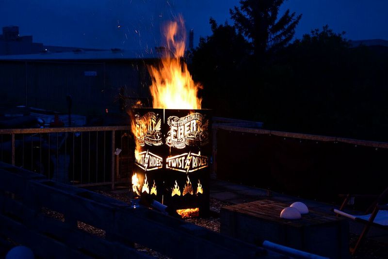 Mit der Feuertonne wurde der Abend beschlossen – vielleicht lag es daran, dass die Regenwolken sich an den folgenden Tagen kaum noch blicken ließen. (Bild: Dotzler, Dominsky, Lacher, Maderner, Michel, Rosenow, Schweitzer/»kfz-betrieb“)