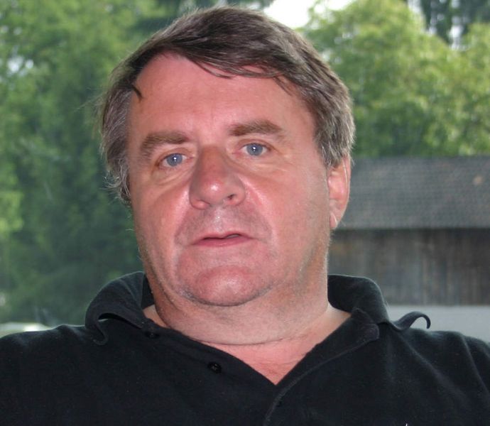 Walter Maurer, Geschäftsführer der Waterjet AG: „Mit dem Mikrowasserstrahlschneiden ist die Wasserstrahltechnik in völlig neue Dimensionen vorgestoßen.“  (Bild: Daetwyler/Microwaterjet)