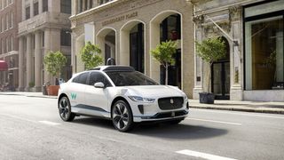 Waymo nutzt unter anderem umgebaute Jaguar I-Pace für seine Fahrzeugflotte. Künftig könnten Modelle von Toyota hinzukommen. (Bild: Waymo)