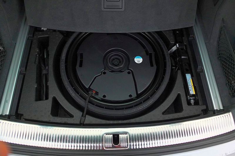 Unter der Grundplatte findet sich ein Falt-Notrad. (Jan Rosenow)