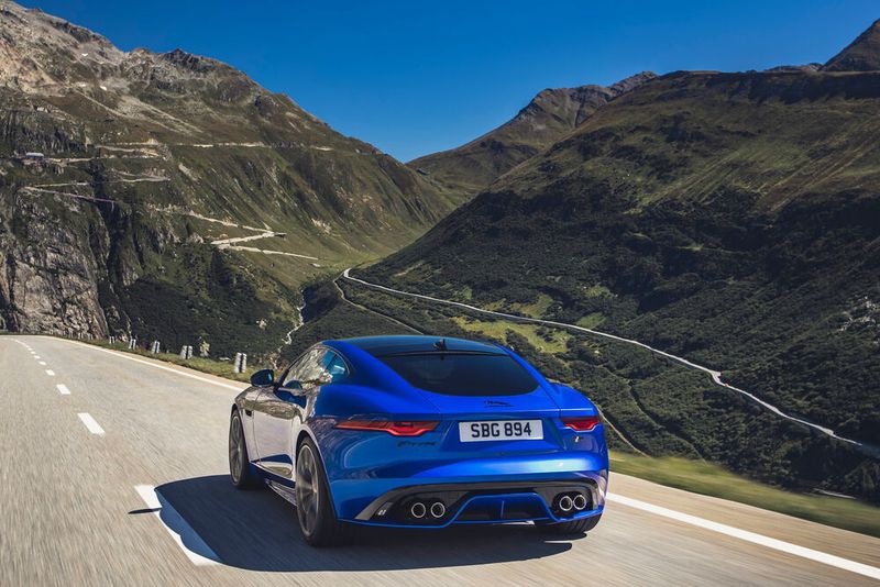 Das Heck des F-Type hat das Design-Team belassen wie es war, bis auf ein pfiffiges Detail in den neuen, schlankeren LED-Rückleuchte. (Jaguar)