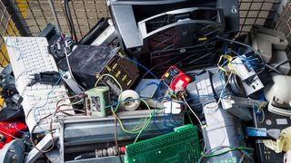Elektroschrott beim Recycling wieder in seine Ausgangsmaterialien zerlegen zu können schont Ressourcen. (Amadeus Bramsiepe, KIT)
