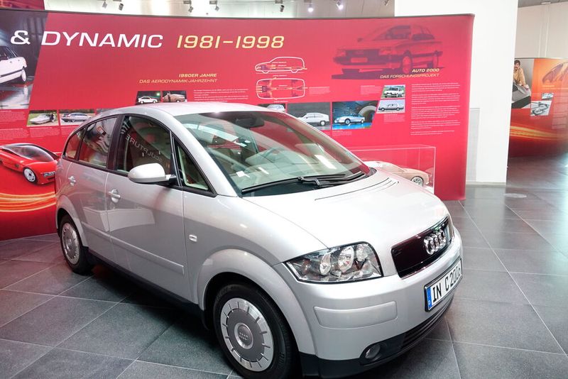 Aus Gewichtsgründen ist das Fahrwerk beim 3L-A2 teils aus Aluminium gefertigt und kompakter aufgebaut, die Rücksitzbank ist leichter gebaut und nicht teilbar und der Tank fasst nur 20 Liter Kraftstoff. Zur Reduzierung des Verbrauchs hat Audi serienmäßig besonders leichte Räder aus einer Aluminium-Magnesium-Legierung und Reifen der Größe 145/80 R14 mit geringem Roll- und Luftwiderstand verbaut sowie weitere Verbesserung des Luftwiderstands des Fahrzeugs durchgeführt – gerade die schmalen Räder leistet einen deutlichen Beitrag zur Senkung des Gesamt-Luftwiderstandes gegenüber den anderen A2-Varianten.  (Bild: Dominsky – VCG)